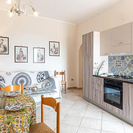 2 Bedroom Gorgeous In Appartamento Laureana Cilento